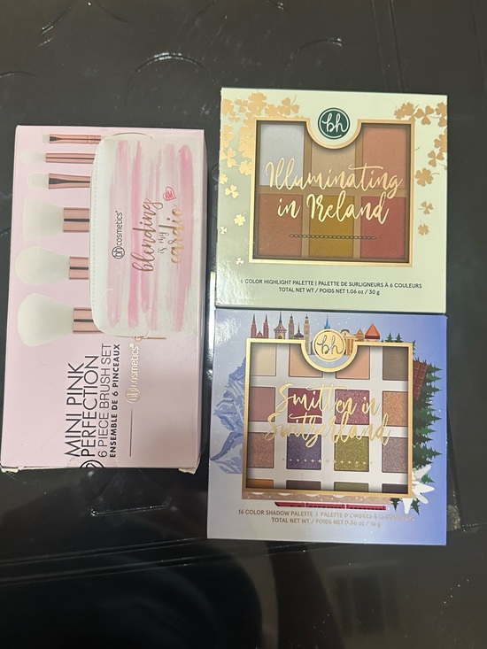 BH Cosmetics Other - bh Cosmetics Mini Pink Brush set&2 palettes